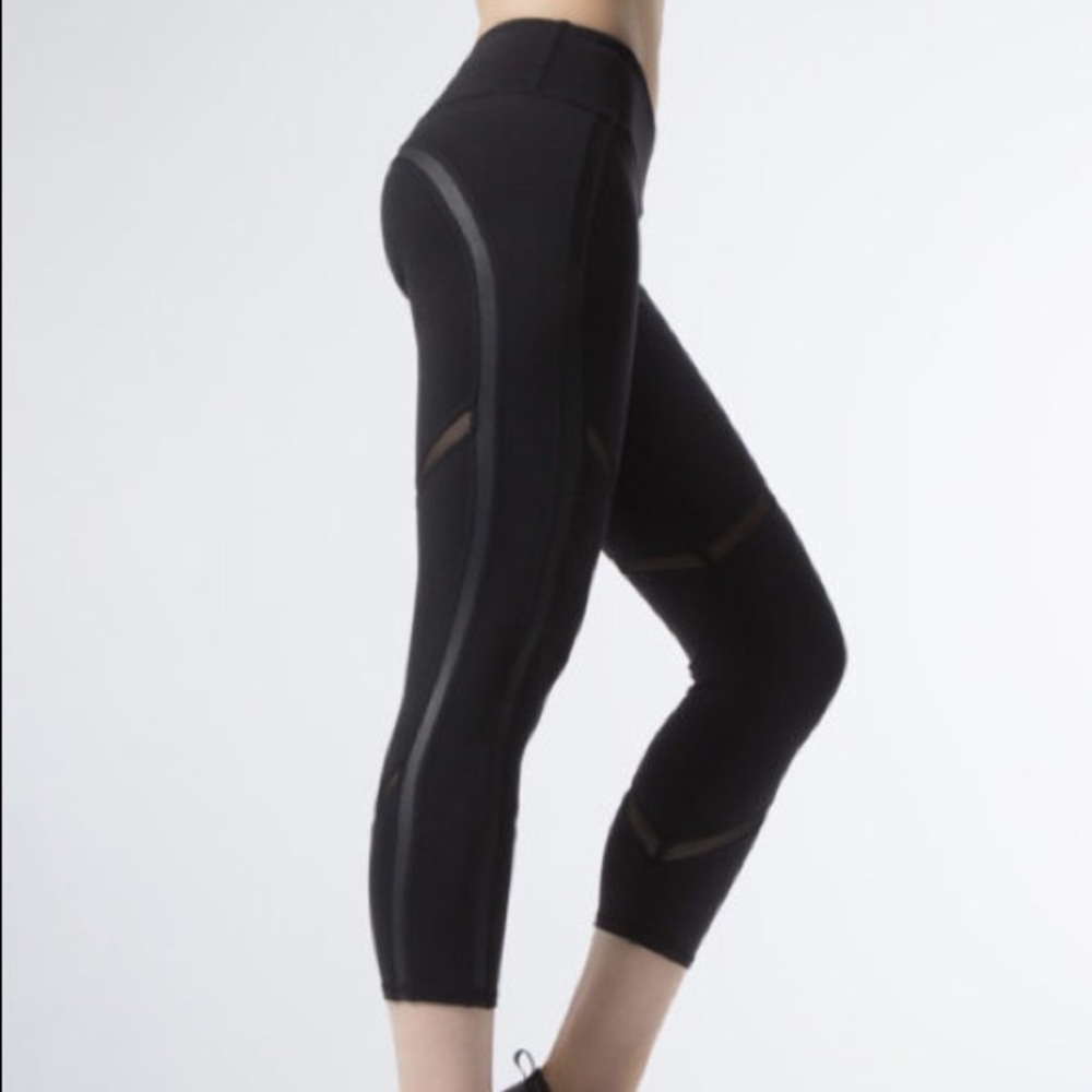 Alo Yoga Black Capri leggings size Medium